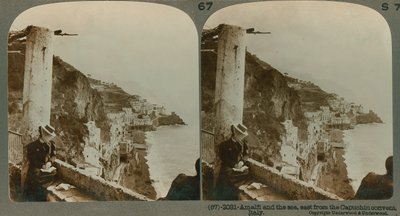 Wybrzeże Amalfi i Zatoka Salerno z przebudowanego klasztoru, widok stereoskopowy (zdjęcie w sepii) autorstwa English School