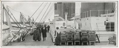 Pokład promenady na Titanicu, z „Sfery”, 20 kwietnia 1912 (lit) (detal 450874) autorstwa English School