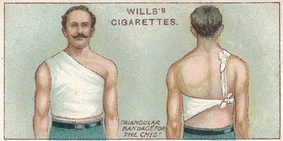 Bandaż trójkątny na klatkę piersiową, nr. 37 z serii kart „Pierwsza pomoc Willss Cigarettes”, 1913 autorstwa English School