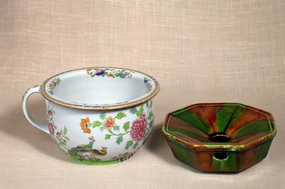 Dwie nocniki (ceramiczne) autorstwa English School