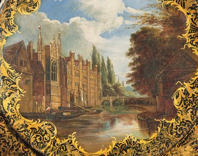 Wiktoriańska tablica ozdobiona sceną St. Johns College, Cambridge, Third Court i mostem (papier mache) autorstwa English School