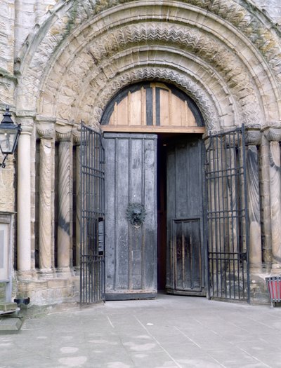 Widok na północne drzwi katedry w Durham (zdjęcie) autorstwa English School