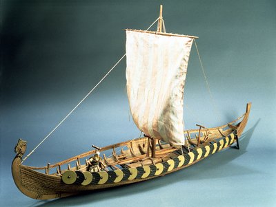 Rigged model statku Wikingów znaleziony w Gokstad w Norwegii w 1880 roku (drewno) autorstwa English School English School
