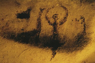 Postacie ludzkie i zwierzęta pomalowane odchodami nietoperzy autorstwa Erich Lessing