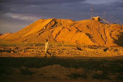 Kopalnia cyny na płaskowyżu Jos, Nigeria, Afryka autorstwa Erich Lessing