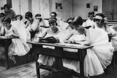 Szkoła młodych tancerek w Operze, Paryż, 1931. autorstwa Ernest Flammarion