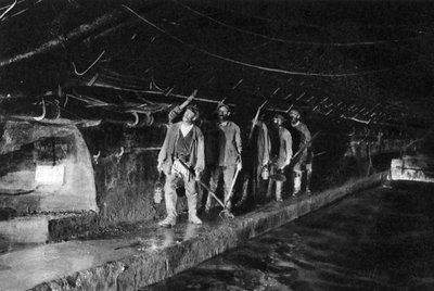 Czyściciele kanalizacji w głównym kanale, Paryż, 1931 autorstwa Ernest Flammarion