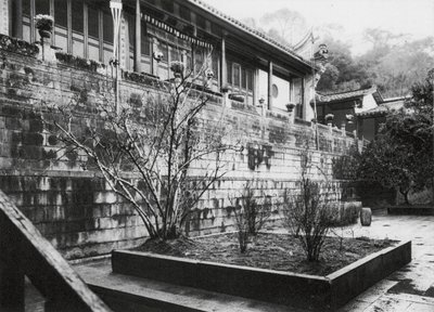 Fuchou, Ku shan, Yung tsuan sze, Fukien, sala modlitewna w klasztorze Rwącego Źródła na Górze Bębnów w pobliżu Fuchou (zdjęcie czarno-białe) autorstwa Ernst Boerschmann