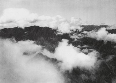 Hua shan, Pai yun, Shensi, Białe chmury wokół szczytu Świętej Góry (zdjęcie czarno-białe) autorstwa Ernst Boerschmann