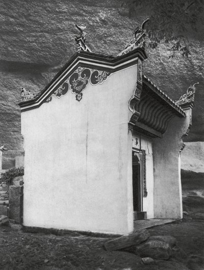 Ichangfu, Lung wang tung, Hupei, Sala Bramy w Świątyni Króla Smoka (zdjęcie czarno-białe) autorstwa Ernst Boerschmann