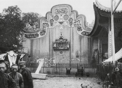 Kuangchou, Kuangtung, Świątynia Boga Medycyny, szczyt od strony ulicy (zdjęcie czarno-białe) autorstwa Ernst Boerschmann