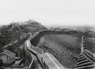 Kuangchou, Kuanyin shan, Kuangtung, widok z północnej wieży na północną ścianę miasta i wzgórze Kuanyin (zdjęcie czarno-białe) autorstwa Ernst Boerschmann