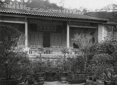 Kuangchou, Pai yun shan, Neng jen sze, Kuangtung, główna sala w klasztorze Neng Jen (zdjęcie czarno-białe) autorstwa Ernst Boerschmann