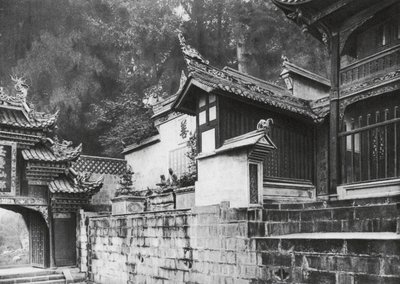 Kuanhien, Ori Lang miao, Szechuan, pierwszy dziedziniec świątyni Ori Lang (zdjęcie czarno-białe) autorstwa Ernst Boerschmann