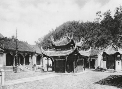 Miao tai tze, Shensi, główny dziedziniec klasztoru (zdjęcie czarno-białe) autorstwa Ernst Boerschmann