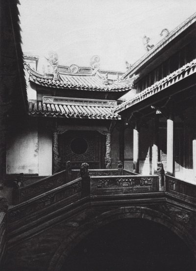 Ningpo, Fukien hui kuan, Chekiang, dziedziniec w klubie Fukien (zdjęcie czarno-białe) autorstwa Ernst Boerschmann