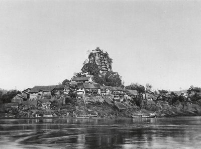 Shih pao chai, Wan yin shan, Szechuan, wioska i święta skała nad brzegiem Jangcy (zdjęcie czarno-białe) autorstwa Ernst Boerschmann
