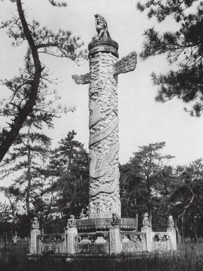 Siling, Chihli, Kolumna na Drodze Duchów (zdjęcie czarno-białe) autorstwa Ernst Boerschmann