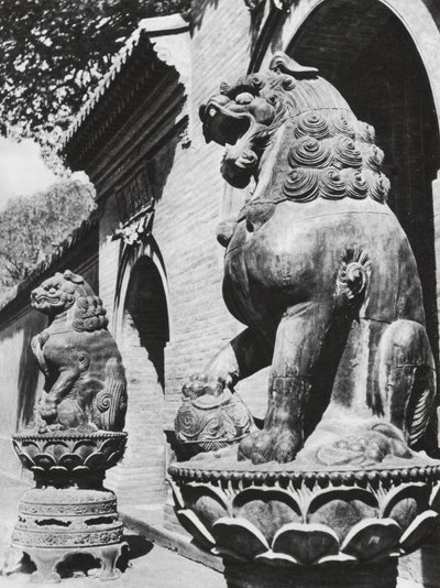 Taiyuanfu, Ta pei sze, Shansi, brązowe lwy przy wejściu do świątyni (zdjęcie czarno-białe) autorstwa Ernst Boerschmann