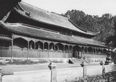Tien tung sze, Chekiang, główna sala w klasztorze Niebiańskiego Chłopca w pobliżu Ningpo (zdjęcie czarno-białe) autorstwa Ernst Boerschmann