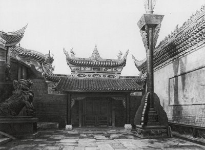Tzeliutsing, Shansi hui kuan, Szechuan, kort wewnętrzny z bocznym wejściem i masztem flagowym w klubie Shansi (zdjęcie czarno-białe) autorstwa Ernst Boerschmann