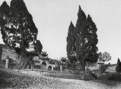 Wanhien, Kiao ting shan, Szechuan, grób na zboczach wzgórza Kiao ting w pobliżu Wanhien (zdjęcie czarno-białe) autorstwa Ernst Boerschmann