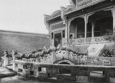 Wanhien, Wen miao, Szechuan, dziedziniec ze stawem i smoczym mostem w Świątyni Konfucjusza w Wanhien (zdjęcie czarno-białe) autorstwa Ernst Boerschmann