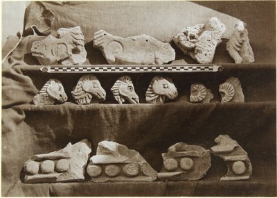 Wykopaliska w Samarze (Irak): Fragmenty fryzu z figurami wielbłądów, z Pałacu Kalifa (Dar al-Khilafa, Jawsaq al-Khaqani, Bayt al-Khalifah), Mały Serdab, ok. 1911-13 (b/w zdjęcie) autorstwa Ernst Herzfeld