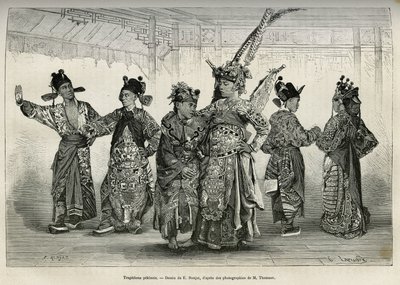 Tragedie pekińskiego teatru, specjalizujący się w dramatach historycznych i mitologicznych. Rycina wg rysunku E.Ronjata, dla zilustrowania podróży do Pekinu i północnych Chin, autorstwa T.Choutze, w 1873, opublikowana w „”Le tour du monde””””1876, pod reda autorstwa Etienne Antoine Eugene Ronjat