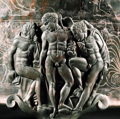 Sztuka etruska: fragment stopy brązowego Cistusa Ficoroni przedstawiający Herkulesa, Iolaosa i Erosa pomiędzy nimi. Z Preneste (Palestrina). 340 pne. Museo Nazionale di Villa Giulia, Rzym autorstwa Etruscan