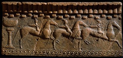 Sztuka etruska: fryz z dekoracją rycerzy z zespołu architektonicznego w Murlo. VI wiek p.n.e. Murlo, Antiquarium Municipal, Włochy autorstwa Etruscan