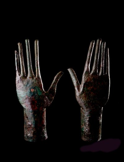 Sztuka etruska: dwie ręce - Statuetki z brązu - 680-670 pne Dim H 23,5 cm Z grobu Carro di bronzo, Vulci autorstwa Etruscan