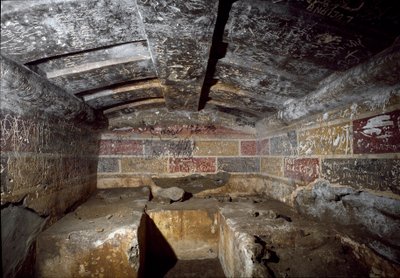 Cywilizacja etruska: wewnątrz grobowca Francois na nekropolii Ponte Rotto, IV wiek p.n.e. Vulci, Włochy autorstwa Etruscan