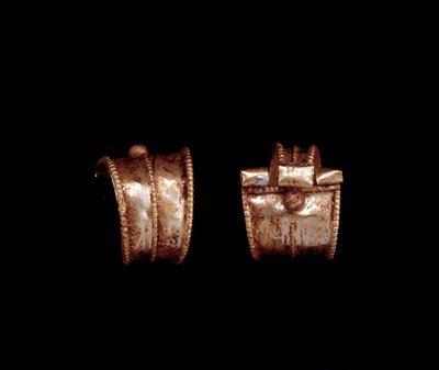 Cywilizacja etruska: para złotych kolczyków - VI wiek pne Z Pescii niedaleko Rzymu autorstwa Etruscan