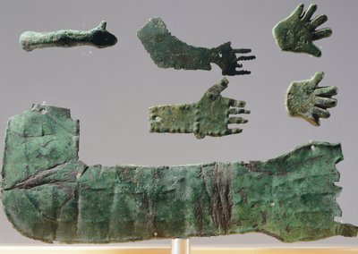 Ex-voto w brązowej płycie przedstawiającej kończyny górne. Artefakty z obiektów Sanktuarium Reithia Este (Wenecja). Cywilizacja etruska, V-IV wiek pne. autorstwa Etruscan