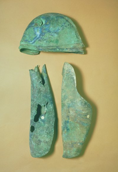 Hełm i nagolenniki, włosko-etruski, początek V wieku p.n.e. (brąz) autorstwa Etruscan