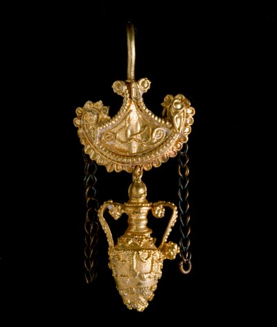 Sztuka etruska: złoty kolczyk. III wiek p.n.e. Od Cerveteriego. Ciemny. 3,4 cm Rzym, Museo di Villa Giulia autorstwa Etruscan Etruscan
