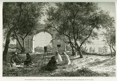 Bab-er-Roumia (Bab er Roumia), brama chrześcijanki, rzymskie ruiny w Dougga, piknik podróżników i ich przewodników, wokół kamery. Grawerowanie Eugene Girardeta, aby zilustrować historię Voyage en Tunisie, R. Cagnat i H. Saladin, oskarżeni o łuk autorstwa Eugene Alexis Girardet