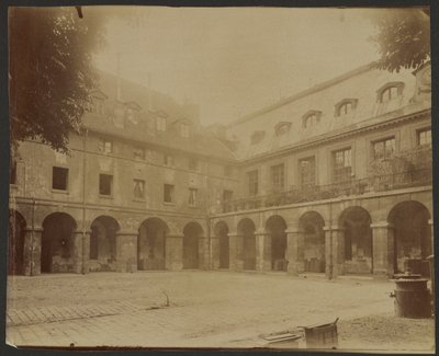 [Zadaszony dziedziniec] autorstwa Eugène Atget