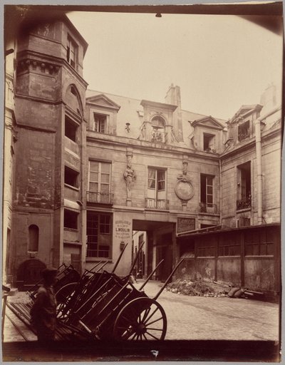 Cour Charlemagne, Hôtel du Prévot, ul. Charlemagne 16 autorstwa Eugène Atget