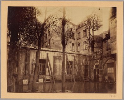 Mały budynek, w którym znajduje się stara kostnica Saint-Séverin autorstwa Eugène Atget