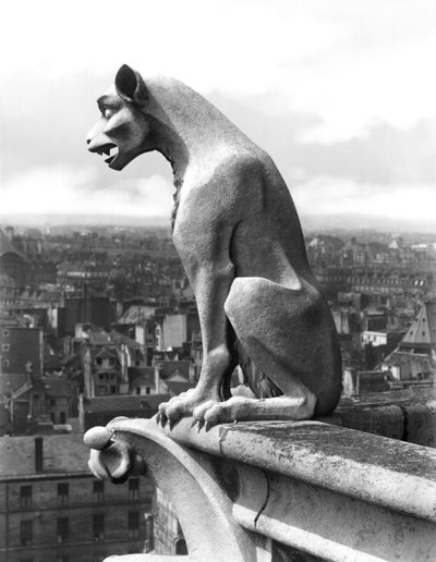 Gargulec z balustrady Grande Galerie fasady zachodniej, replika oryginału z XII wieku (kamień) (zdjęcie czarno-białe) autorstwa Eugene Emmanuel Viollet le Duc