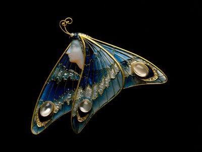 Art Nouveau: złota broszka, prześwitująca emalia, opal, kamień księżycowy i diament w kształcie kobiety-motyla. Atelier Eugene Feuillatre (1870-1916). 1900 Parma, kolekcja prywatna - Art Nouveau: złoto, prześwitująca emalia, opal, kamień księżycowy i diame autorstwa Eugene Feuillatre