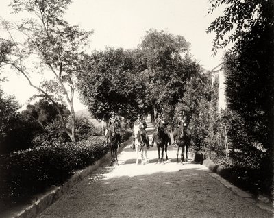 Grupa umundurowanych mężczyzn na koniach na farmie Lo Zucco, Sycylia, ok. 1900 autorstwa Eugenio Interguglielmi