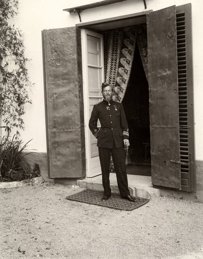 Portret mężczyzny w mundurze na farmie Lo Zucco, Sycylia, 1900 autorstwa Eugenio Interguglielmi