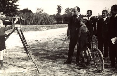 Mussolini pozuje z synem dla fotografa (zdjęcie czarno-białe) autorstwa Eugenio Risi