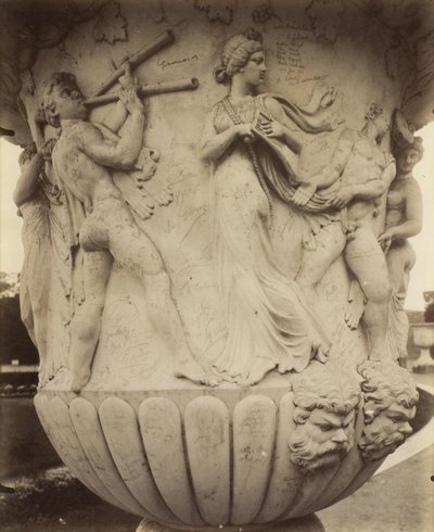 Fragment wazonu w Wersalu autorstwa Eugène Atget