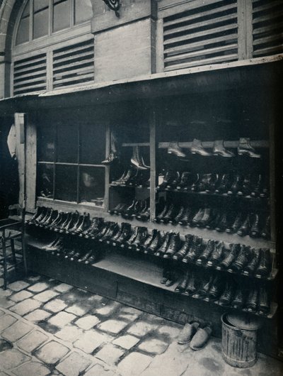 Stare buty, c1877-1927, 1929 autorstwa Eugène Atget