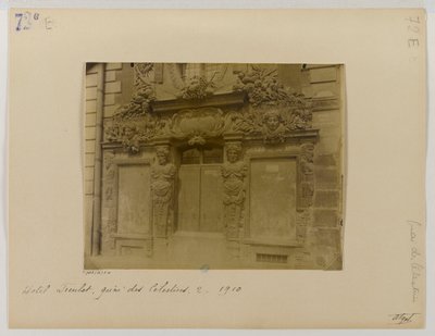 Drzwi, fasada ulicy, Hôtel de Fieubet (Hôtel de la Valette, szkoła Massillon), 2 quai des Célestins, 4. dzielnica Paryża autorstwa Eugène Atget