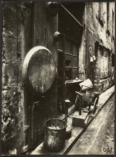 [Rue de la Reynie (Sklep blacharski, rue de la Reynie)]. autorstwa Eugène Atget